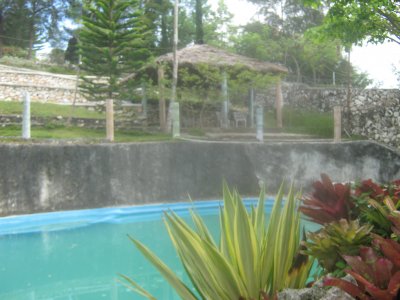UNE VUE DE DE LA PISCINE